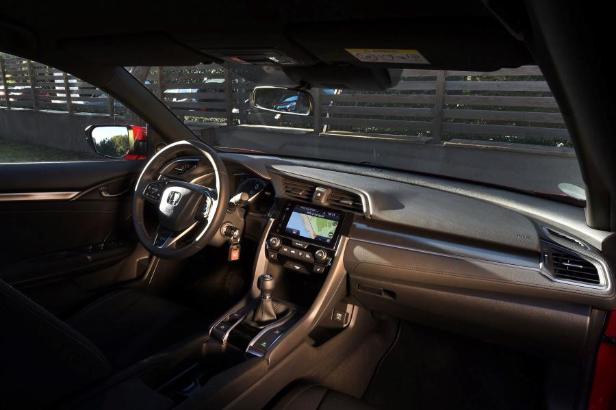Интерьер Honda Civic Hatchback 2017 года  (WW) (фото 24 из 43)